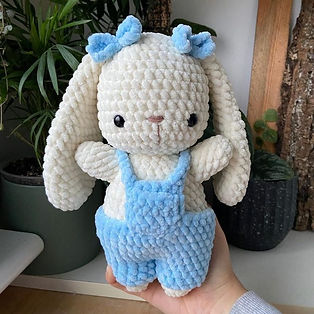Conejito amigurumi azul