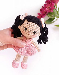Muñeca de crochet con trenzas
